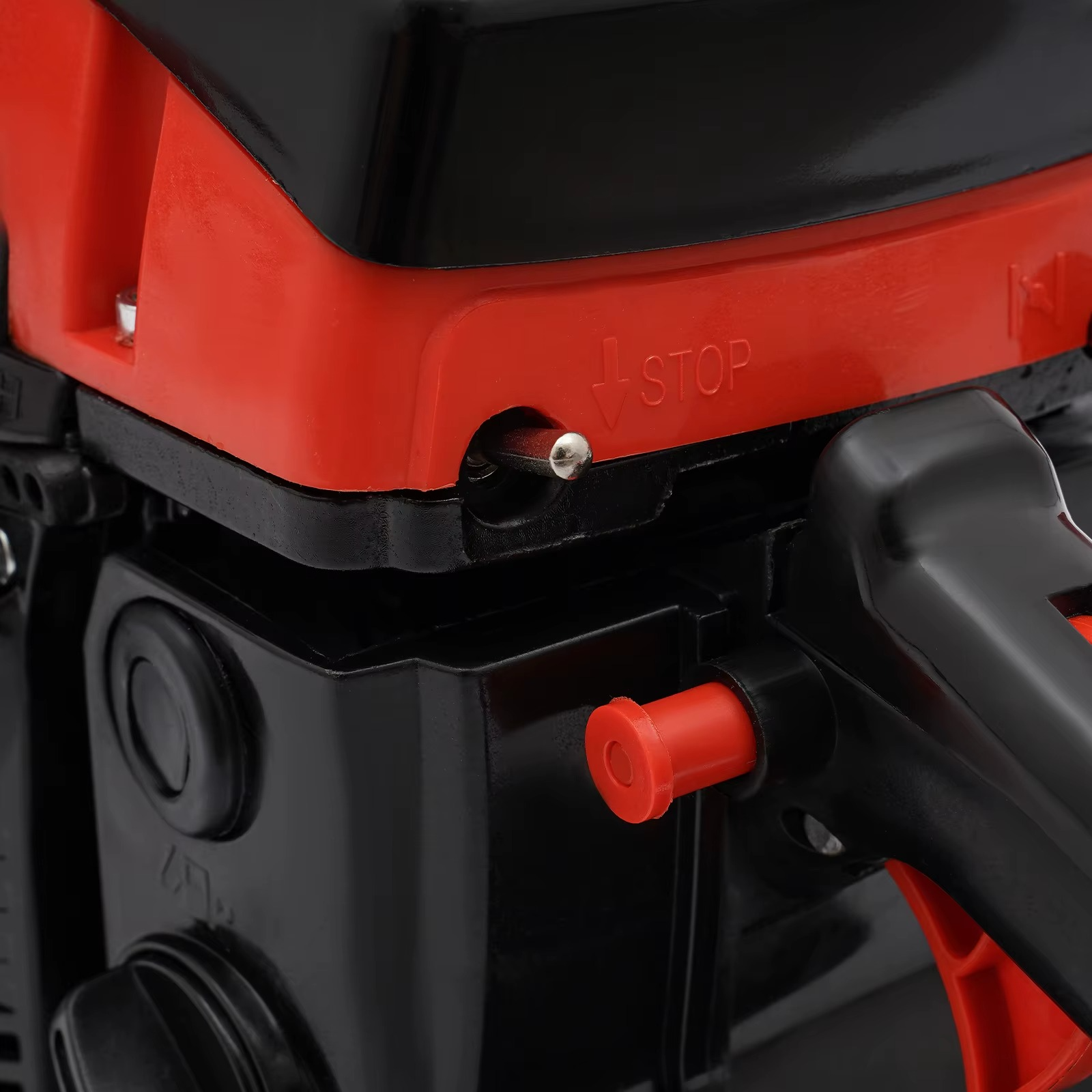 Close-up of Magazaw™ 58cc gas chainsaw engine features for easy operation and maintenance