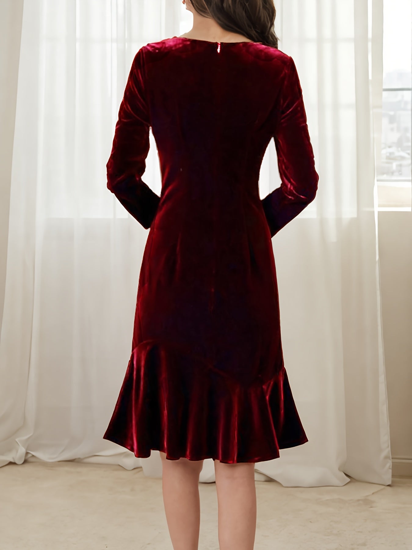 Elegant velvet bodycon dress in deep red with long sleeves and a flared hem for a chic look