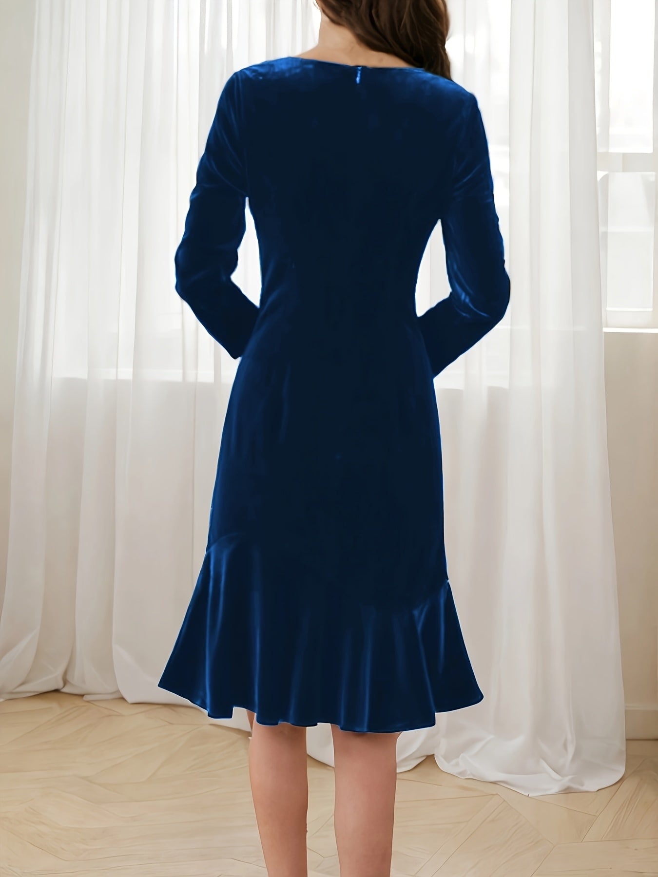 Elegant velvet bodycon dress in deep blue with a flared hem and long sleeves