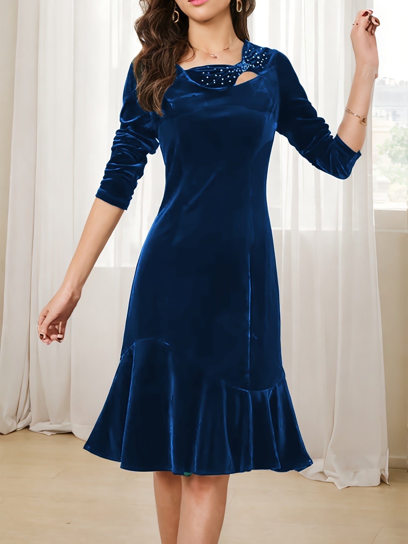 Voocci elegant velvet bodycon dress in deep blue with a stylish flared hem and long sleeves
