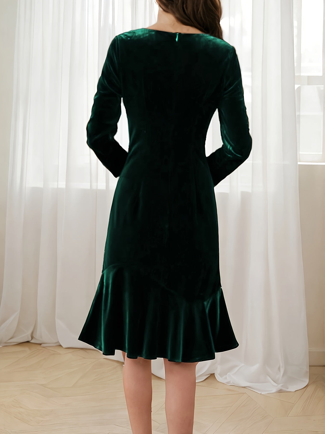 Back view of the elegant velvet bodycon dress by Voocci with a flared hem and long sleeves